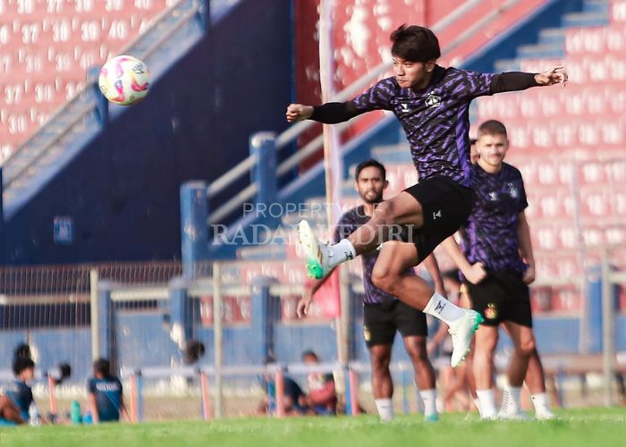 PULANG: Riyatno Abiyoso kembali berlatih bersama Persik Kediri di Stadion Brawijaya usai menjalani masa peminjaman di Madura United.