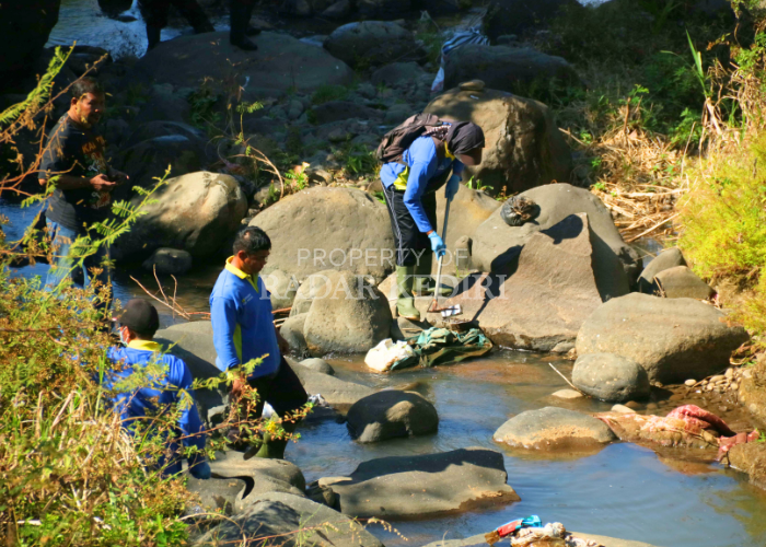TERCEMAR: Sejumlah relawan memunguti sampah di hulu Kali Kedak Desa Kanyoran, Semen kemarin. Sungai di lereng Wilis itu jadi tempat pembuangan sampah diapers dan plastik.