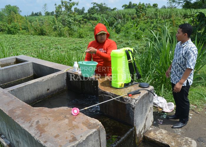 POTENSI DESA: Salah seorang perangkat berbincang dengan petani di sumber air Desa Cendono, Kandat, Kediri.