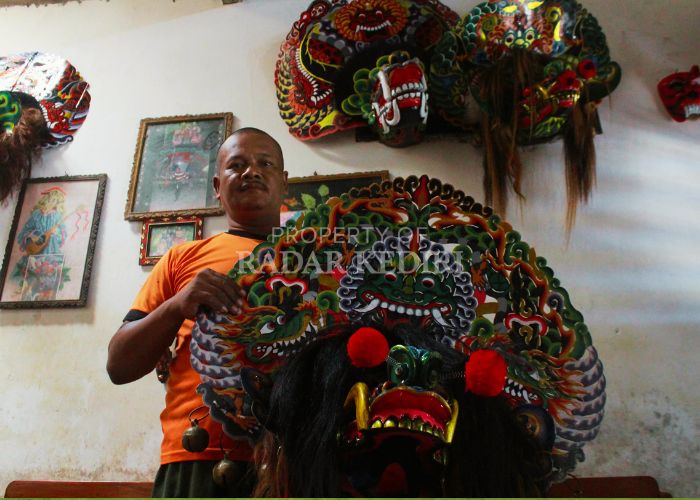 KREATIF: Sis Susilo menunjukkan barongan hasil buatannya. Dia merupakan seorang perajin barongan asal Desa Tawang, Wates, Kediri.