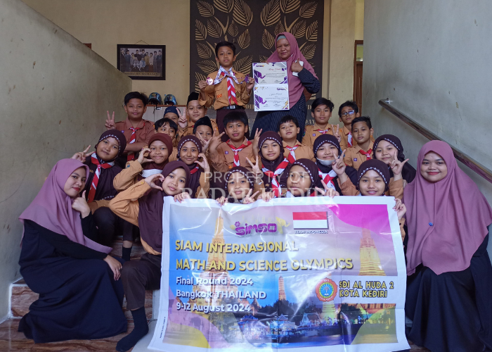 JUARA: Muhammad Rasya (kiri atas) menunjukkan medali merak yang didapat di ajang Siam International Math and Science Olympics (SIMSO) di Bangkok, Thailand.