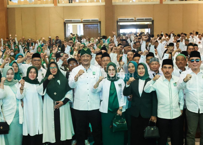 SOLID: Ribuan kader DPC PKB Kabupaten Kediri berfoto bersama di Insumo Kediri Convention Center (IKCC). Mereka siap memenangkan Deny-Mudawamah dalam Pilkada Kediri 2024.