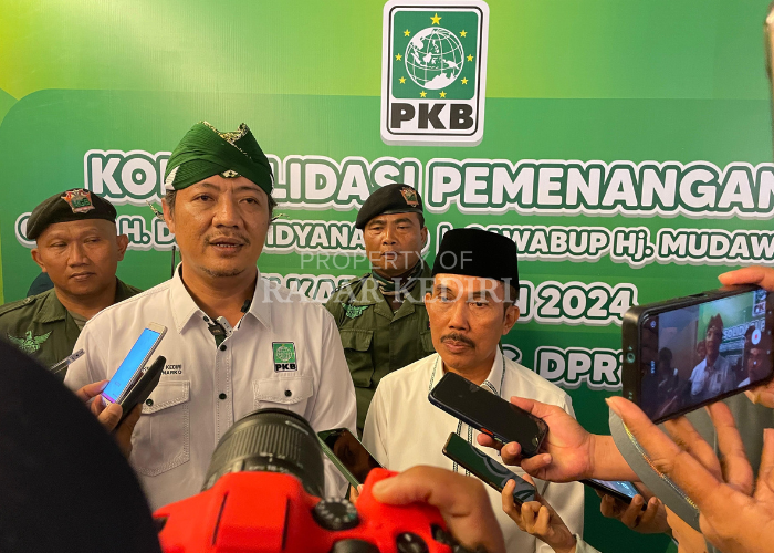 SIAP BERTARUNG: Bacabup Deny Widyanarko didampingi Ketua DPC PKB Kabupaten Kediri Sentot Djamaluddin memberi keterangan pers usai deklarasi.