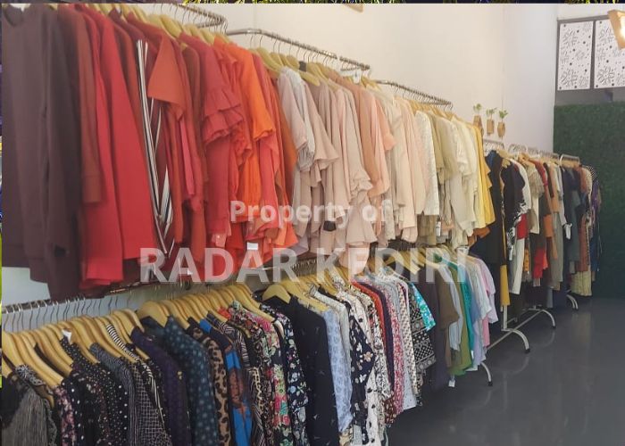 MURAH BERKUALITAS Baju thrift di Kediri menjadi pilihan anak muda untuk tampil beda.