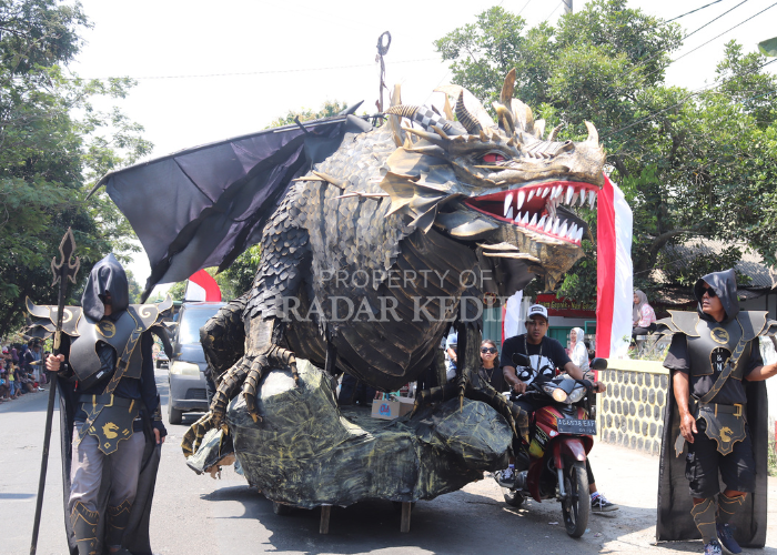 KREATIF: Kreasi naga hitam yang ikut karnaval jadi perhatian ribuan pengunjung di Desa Keling, Kepung, Minggu (18/8).