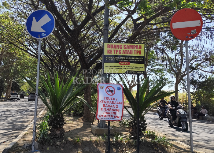 TAK BOLEH PARKIR: Dishub pasang rambu larangan di GOR Joyoboyo.