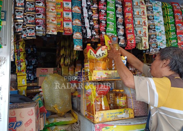 MINYAK SUBSIDI HILANG Seorang pedagang di Pasar Setonobetek Kota Kediri menata  jualannya. Dia sudah tidak lagi menjual MInyakita karena sudah tidak mendapatkan pasokan dari distributor.