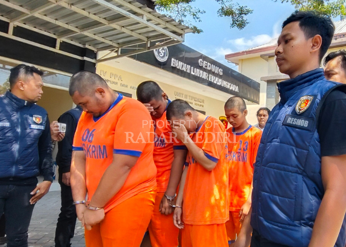 KENA BATUNYA: Polisi menggelandang lima pelaku pengeroyokan dewasa dalam rilis di Polres Kediri kemarin siang.