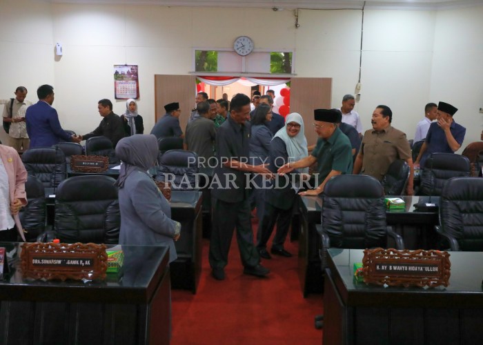 LEGISLASI TERAKHIR: Ketua DPRD Kota Kediri Gus Sunoto Imam Mahmudi (kiri) dan Wakil Ketua DPRD Kota Kediri Firdaus bersalaman dengan anggota DPRD Kota Kediri dalam rapat paripurna terakhir yang diikut
