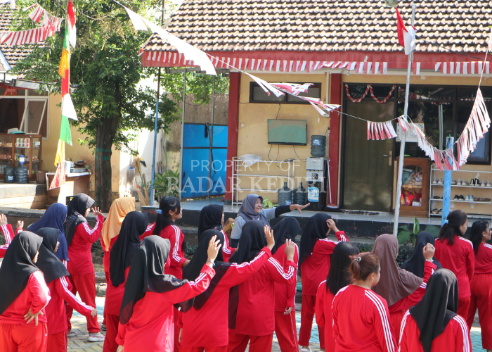 JAGA KEBUGARAN: Penghuni Panti RSBKW mengikuti senam pagi dipimpin instruktur dari Dinas Sosial Kota Kediri, Selasa (20/8) kemarin. Puluhan wanita rentan sosial ekonomi mendapat berbagai pelatihan sel