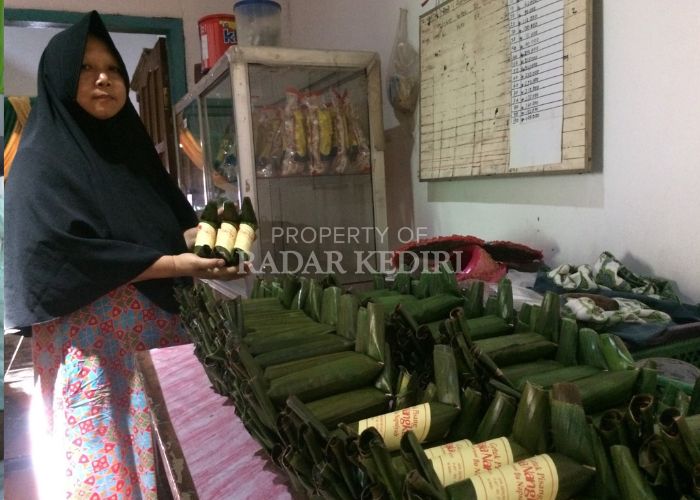 UNGGULAN: Badiah menunjukkan getuk pisang kreasinya sebelum dipasarkan.