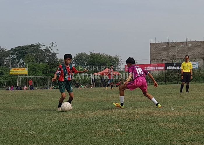 BIBIT MUDA: Pesepakbola beraksi dalam Persedikab League. Tim pencari bakat bakal menjaring pemain muda berbakat lewat ajang ini.