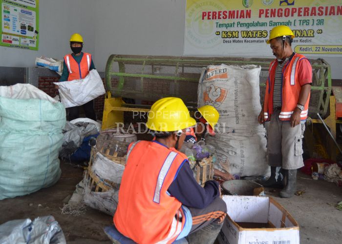 CINTA KEBERSIHAN: Petugas mengolah sampah di TPS 3R Desa/Kecamatan Wates, Kabupaten Kediri.