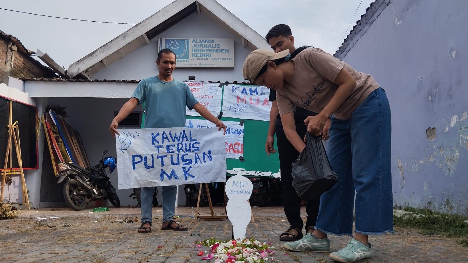 KAWAL PUTUSAN MK Anggota AJI Kediri menabur bunga sebagai simbol matinya demokrasi.