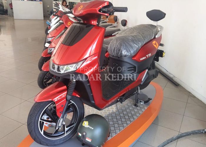 SIAP MENGASPAL: Motor listrik yang dijual di wilayah Kota Kediri. Peminat semakin meningkat.