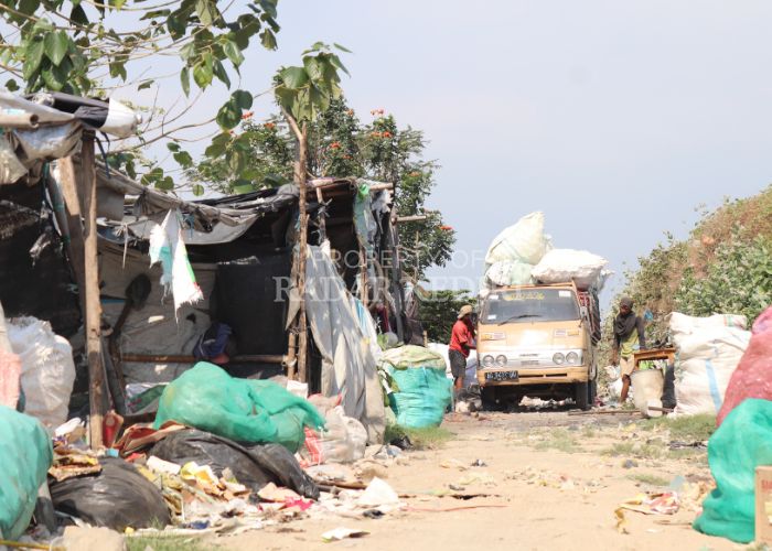 SIAP ANGKUT: Pemulung sampah di Tempat Pembuangan Akhir (TPA) Klotok membawa hasil kerja mereka dengan mobil pikap. Sehari sampah yang masuk ke TPA Klotok capai 95 ton.