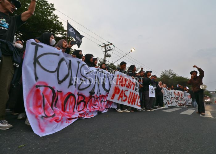 DUKUNG PUTUSAN MK: Ratusan mahasiswa dari berbagai kampus di Kediri melakukan demo di depan Alun-Alun Kota Kediri kemarin. Mereka memprotes revisi UU Pilkada yang dilakukan oleh DPR RI.