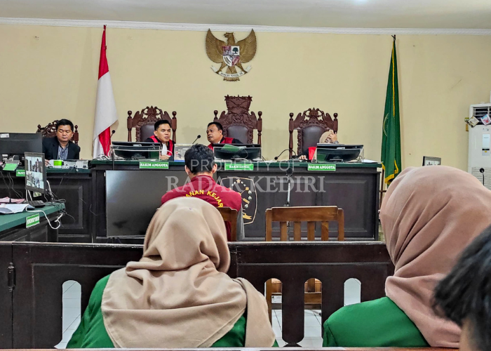 PASRAH: Nova Susilo, 19, mengikuti sidang dengan agenda tuntutan di PN Kabupaten Kediri kemarin.