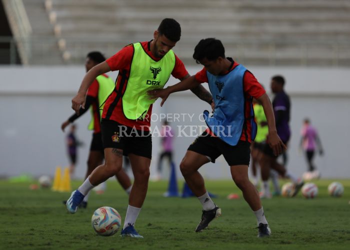 BERLATIH: Kiko Carneiro dan Bayu Otto saat latihan di GDJ Kediri.