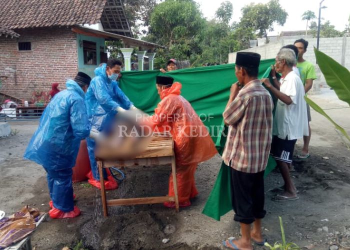 TERAMPIL: Warga Desa Batuaji, Ringinrejo, Kabupaten Kediri memandikan jenazah dengan mempedulikan aspek kesehatan.