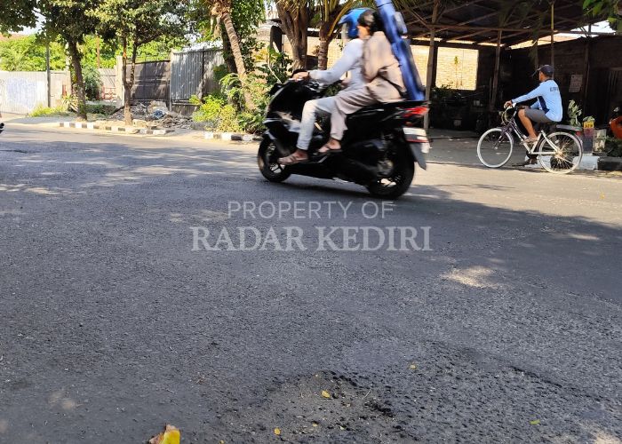 BUTUH PERBAIKAN Jalan Imam Bonjol mulai banyak yang bopeng, meski kerusakannya kecil tapi jumlahnya ada di banyak titik.