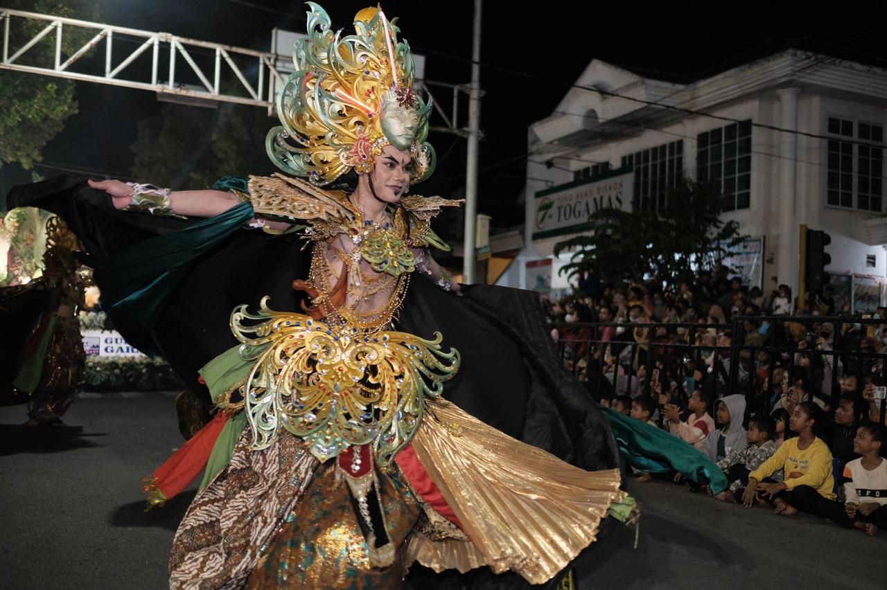 Kontingen Gudang Garam Tebarkan Cahaya Bunga Matahari di Kediri Night Carnival