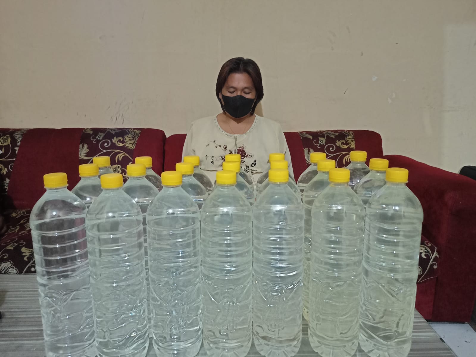 BARANG BUKTI  Puluhan botol minuman keras diletakan di atas meja pemiliknya.