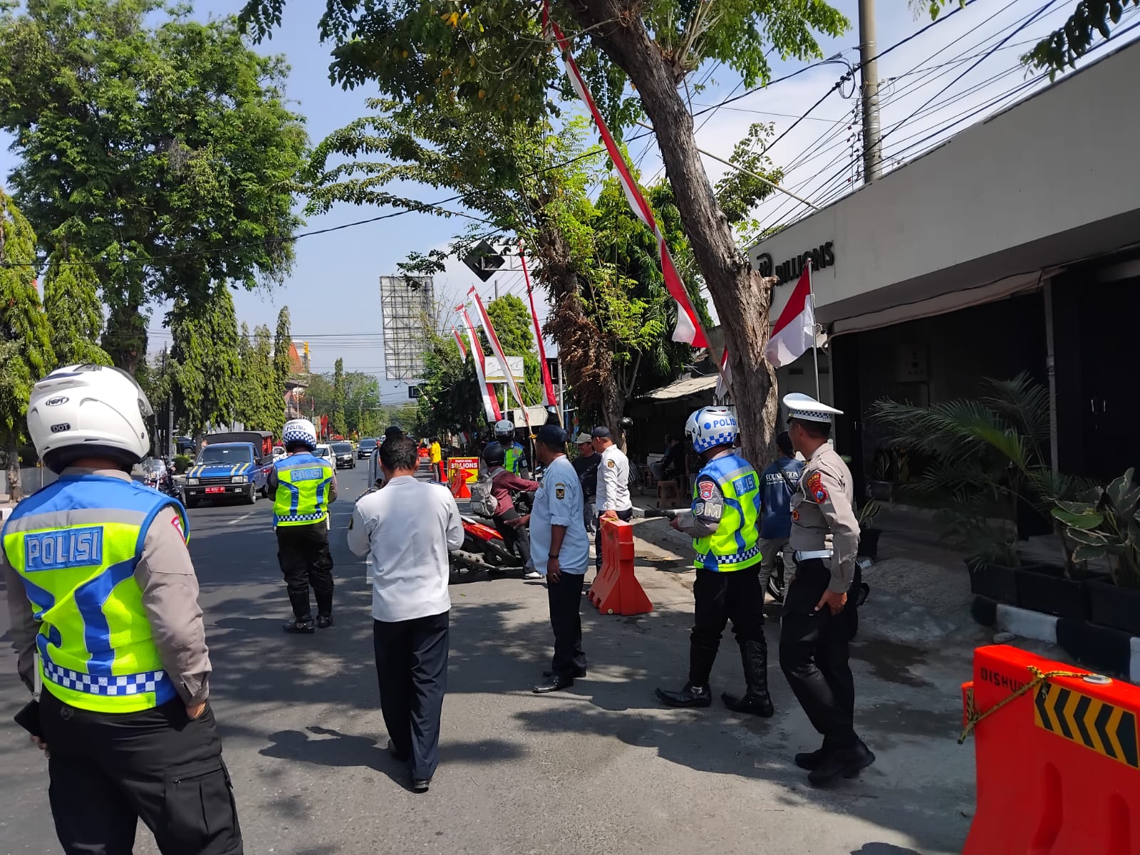 TINDAK TEGAS Dinas Perhubungan Kota Kediri dan Satlantas Polres Kediri Kota menertibkan parkir liar di Jalan Hasanudin.