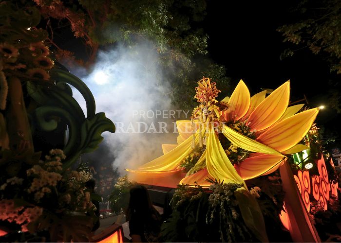 TERANG: Ratu Bunga Matahari, maskot kontingen PT Gudang Garam Tbk dalam Kediri Nite Carnival tadi malam. Foto kiri, drumband dari SMAN 5 Taruna Brawijaya Kediri menjadi pembuka iring-iringan
