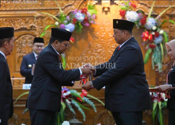 SIMBOLIS: Pendiwan (kiri) menerima penyerahan palu sidang dari Ketua DPRD periode 2019- 2024 Dodi Purwanto, disaksikan Bupati Kediri Dhito Pramana dan Sentot Jamaluddin (paling kiri).