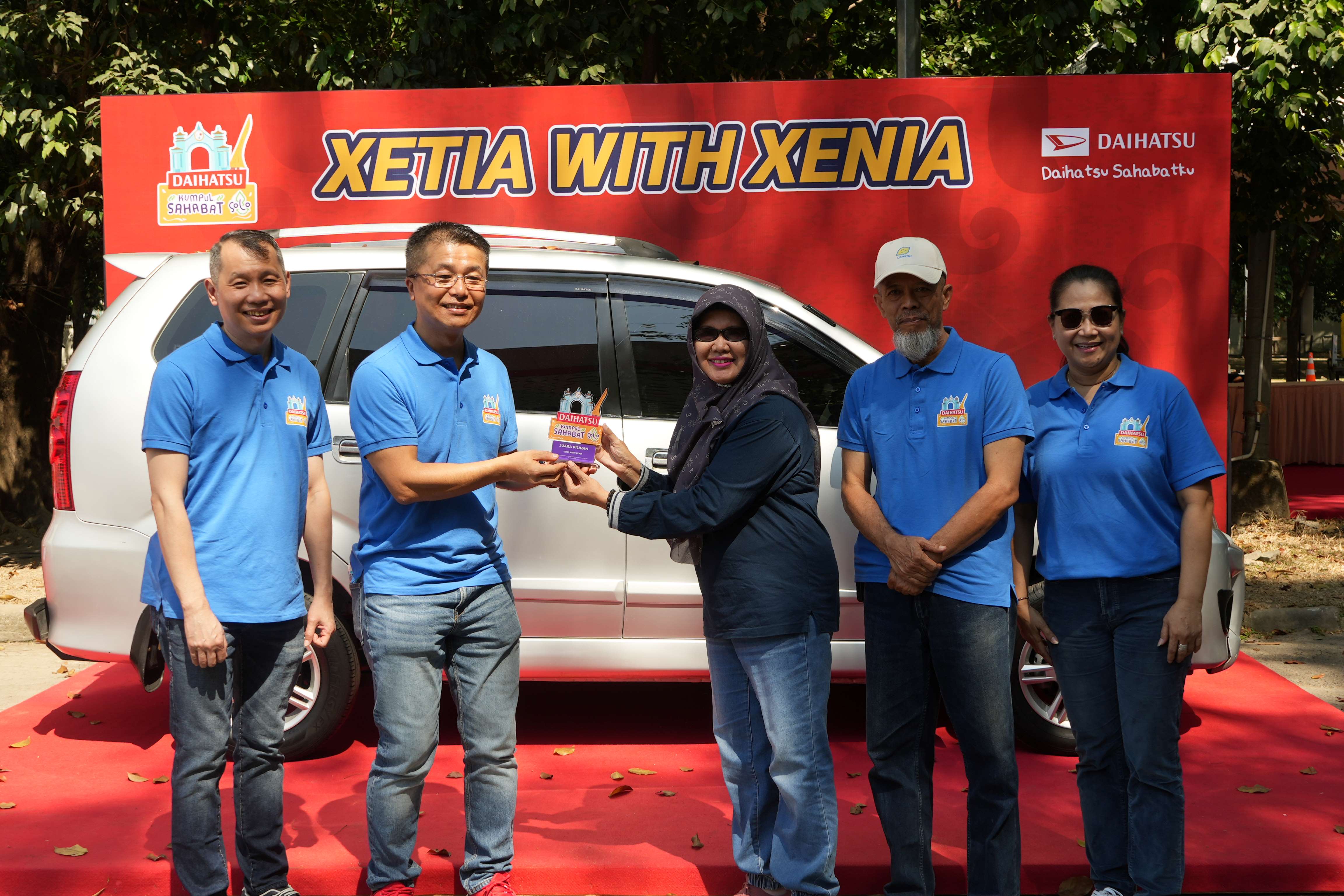 Penyerahan penghargaan dari manajemen Daihatsu dan perwakilan pemerintah Kota Solo kepada pemenang Xetia with Xenia di Solo