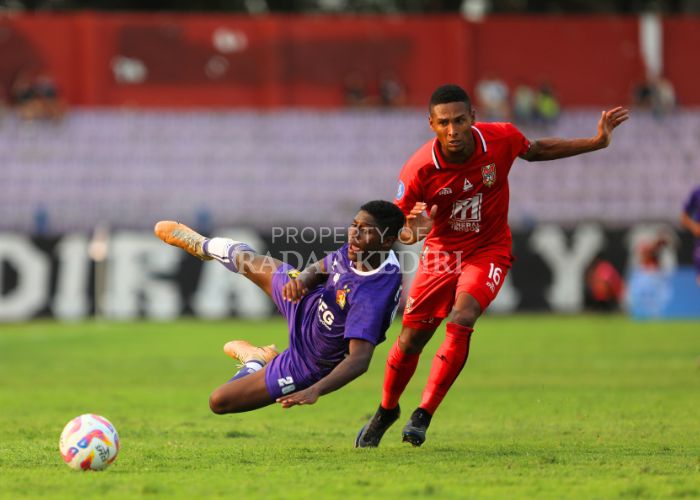 BELUM MAKSIMAL: Pemain Persik Kediri Hugo Samir terjatuh setelah berduel dengan pemain Malut United FC Angulo Mosquera dalam pertandingan pekan ke-3 Liga 1 di Stadion Brawijaya, kemarin.
