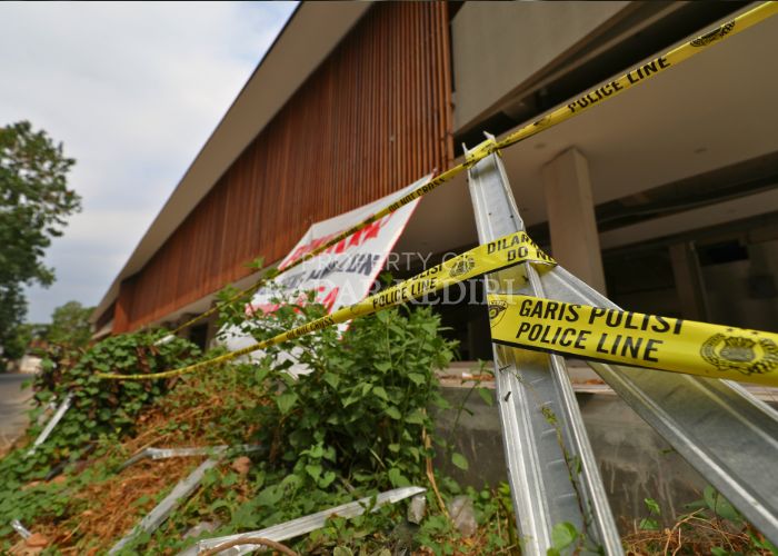 MANGKRAK: Sentra PKL di sisi utara proyek alun-alun dalam kondisi terbuka setelah pagar seng yang menutupinya dibongkar oleh para demonstran Juli lalu. Sidang perdana kasus sengketa alun-alun digelar