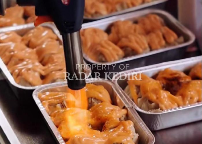 CEMILAN Olahan Dimsum Mentai di Kota Kediri yang panggang sebelum disajikan