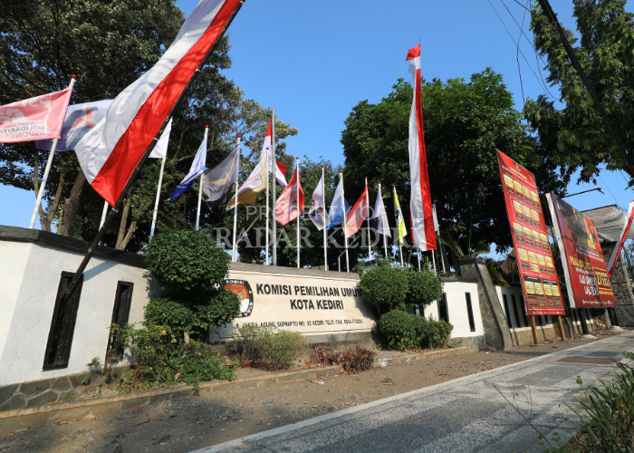 SIAP BERSAING: Sejumlah bendera parpol terpasang di depan kantor KPUD Kota Kediri. Usai pendaftaran paslon cakada, parpol siap adu kekuatan dalam memenangkan kandidat masing-masing.