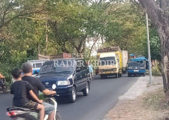TABRAK LARI? Kendaraan melintas di lokasi kejadian di Jalan Raya Desa Ngino, Kecamatan Plemahan