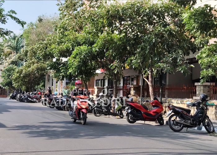 BIKIN MACET Pengendara motor melintas di deretan parkir liar di wilayah Kota Kediri