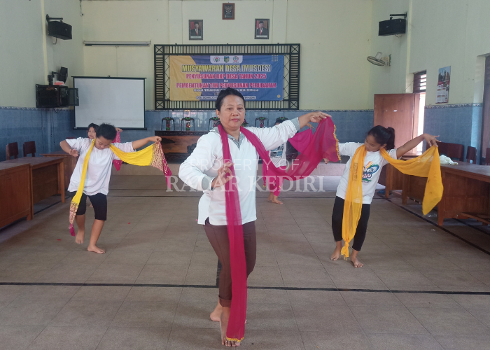BERDEDIKASI : Yun Tari (depan) memimpin latihan di Sanggar Tari Ajendra Wirama, di Balai Desa Sidomulyo, Wates (23/8).