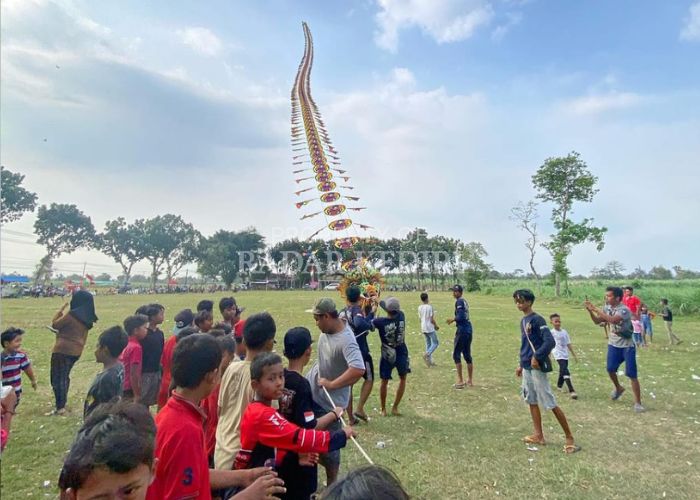 KREATIF: Warga dan pemuda Desa Tirulor, Kecamatan Gurah, Kabupaten Kediri menggelar festival layang-layang.