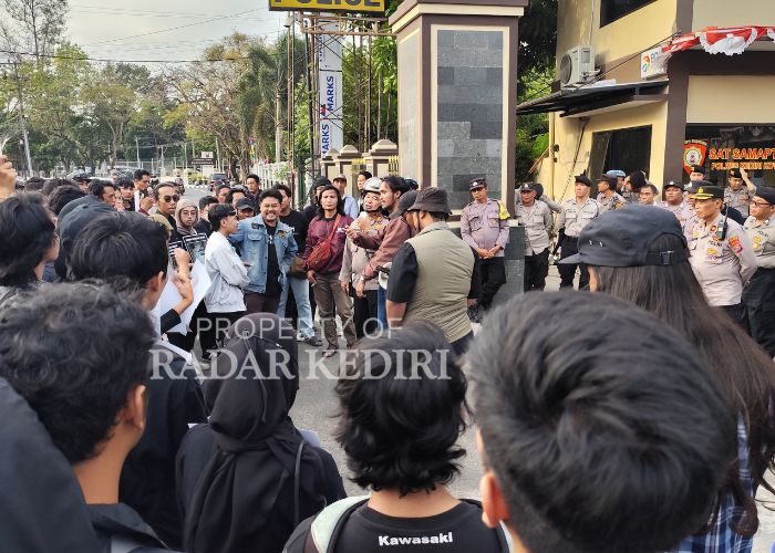 ADU ARGUMEN: Peserta aksi saat berdialog dengan Kabag Ops Polres Kota Kediri AKBP Abraham Sissik