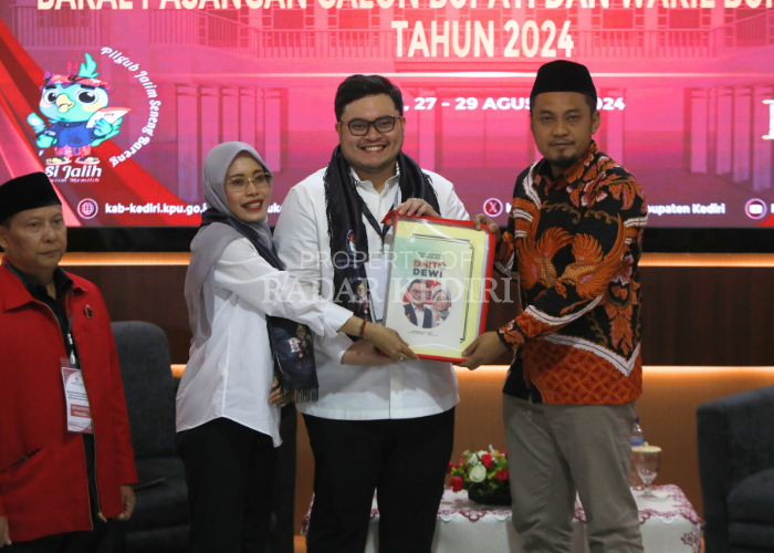 SIAP BERKOMPETISI: Hanindhito Himawan Pramana dan Dewi Mariya Ulfa menyerahkan dokumen persyaratan pendaftaran bakal calon bupati kepada Ketua KPU Nanang Qosim, didampingi Ketua DPC PDI Perjuangan Kab