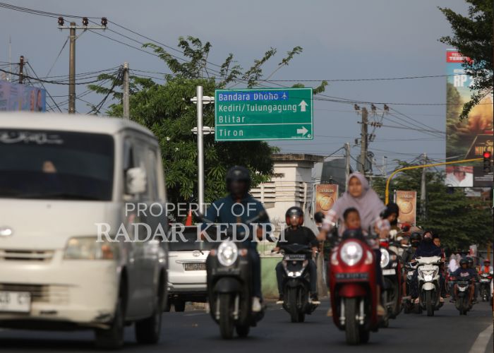 RAMAI Pengendara melintas di salah satu titik rambu penunjuk arah ke Bandara Dhoho di Desa/Kecamatan Grogol.