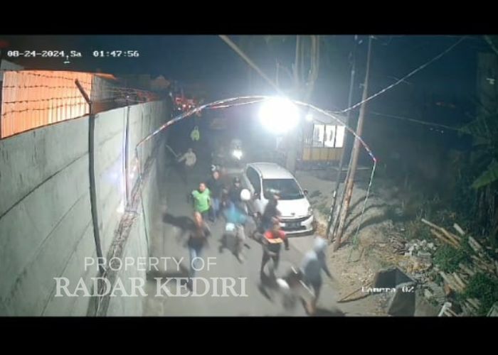 MERESAHKAN Sekelompok anak muda terekam CCTV sedang tawuran di gang 4 KElurahan Tinalan, Pesantren.
