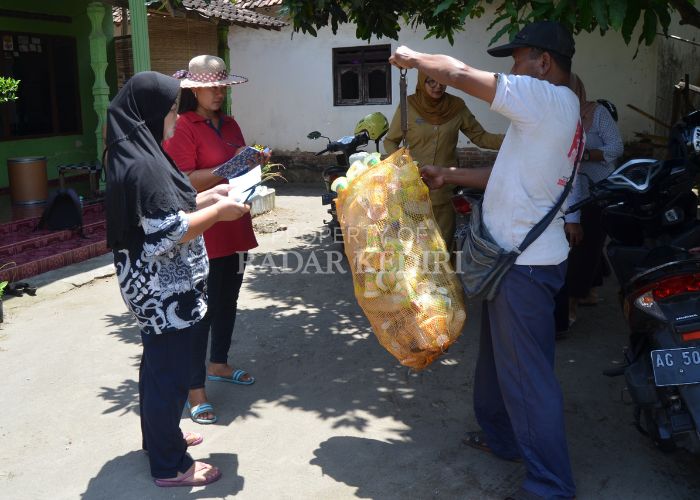JAGA KEBERSIHAN: Ibu-ibu di Desa Jagul menimbang limbah barang bekas untuk bank sampah Dasa Wisma di Desa Jagul, Ngancar, Kabupaten Kediri.