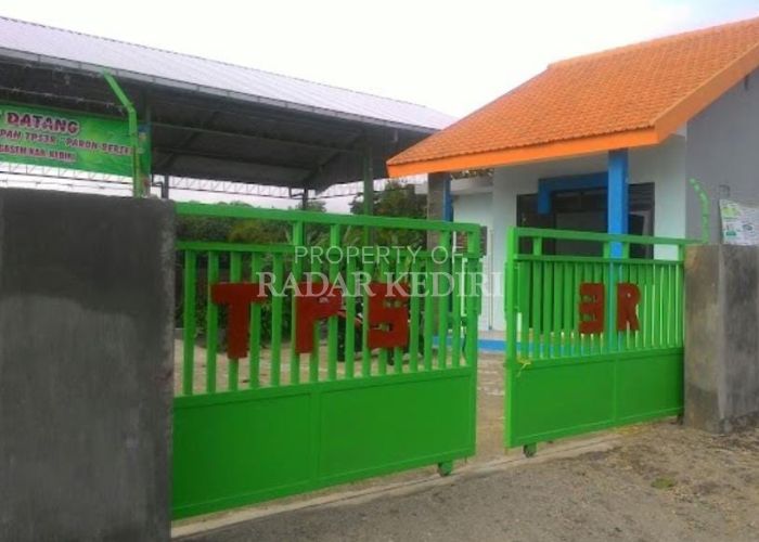 UBAH LIMBAH JADI BERKAH: TPS 3R di Desa Paron, Ngasem, Kabupaten Kediri berhasil menyelesaikan masalah sampah dan mengubahnya jadi barang bermanfaat.