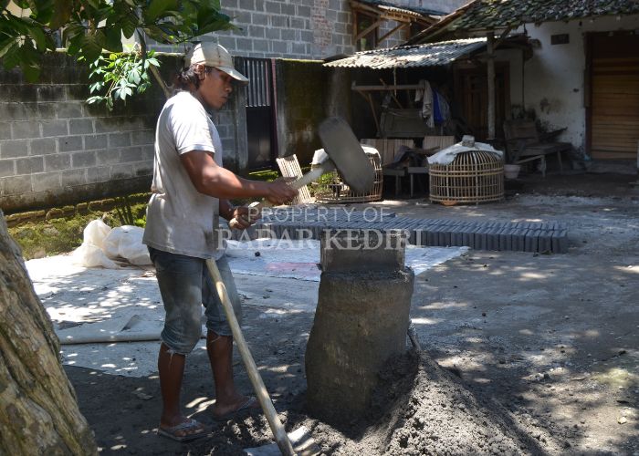 KERJA KERAS: Usaha pembuatan batako di Desa Jagul, Ngancar, Kabupaten Kediri banyak diminati oleh masyarakat.