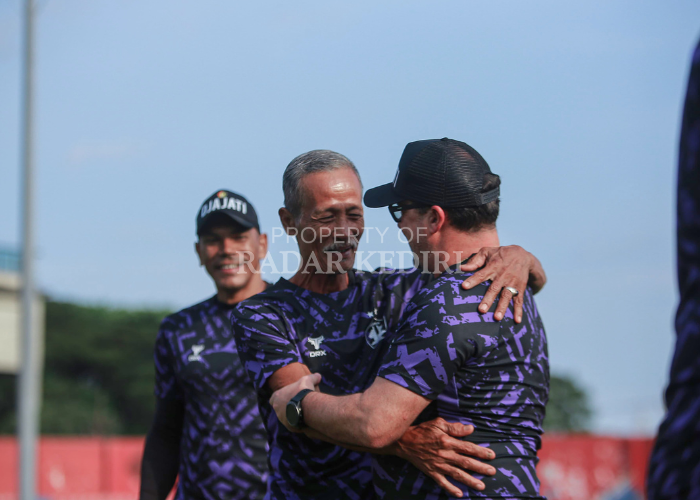 AKRAB: Mbah To berangkulan dengan pelatih Persik Marcelo Rospide (kanan) yang saat itu baru datang di Stadion Brawijaya.