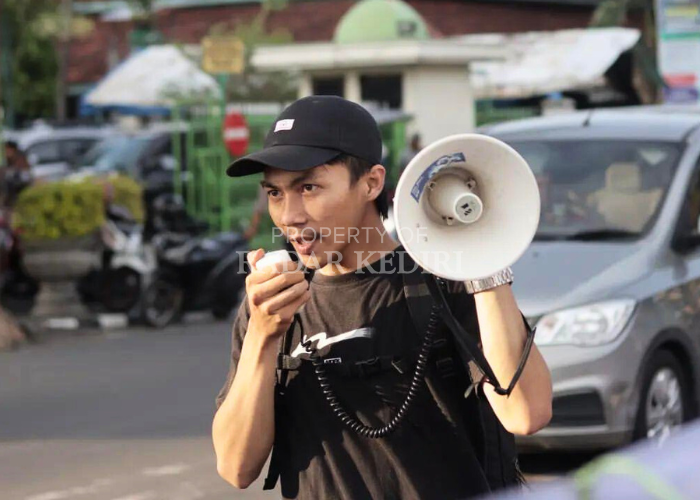 TURUN KE JALAN: Rifai, mahasiswa IAIN Kediri melakukan demo Desember lalu. Dalam aksi Jumat (23/8) lalu dia menderita luka-luka terkena pentungan petugas.
