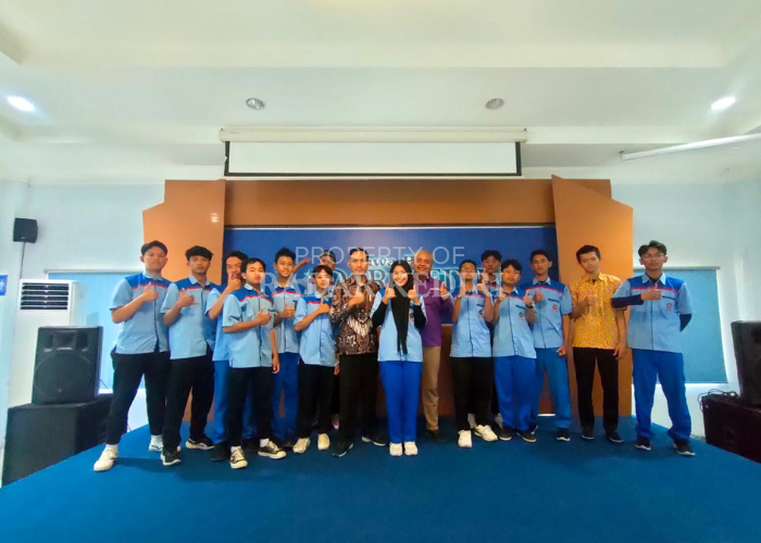 WAWASAN BARU: Siswa SMK Al Huda Kota Kediri dan Manajer Pracetak Jawa Pos Radar Kediri M. Arif Hanafi berfoto bersama usai pelatihan desain dan website kemarin pagi (29/8)