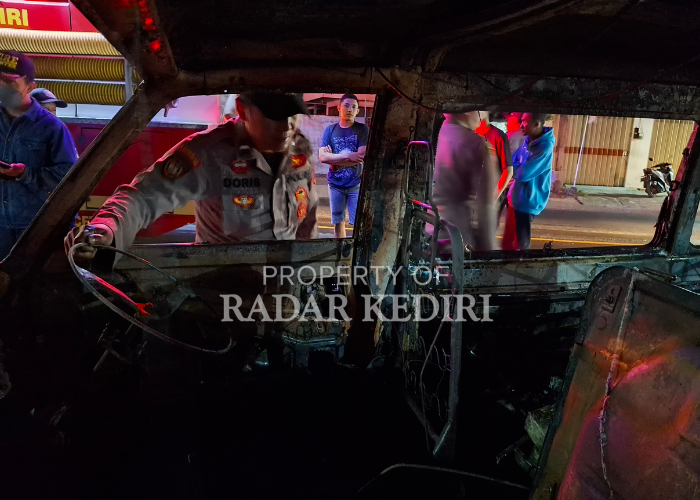 HANGUS Kepala SPKT Polsek Pagu Aipda Doris saat melihat kondisi mobil Suzuki Carry yang hangus terbakar.